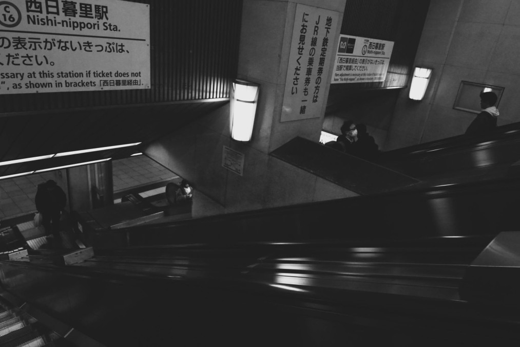 人間と駅 電車と駅